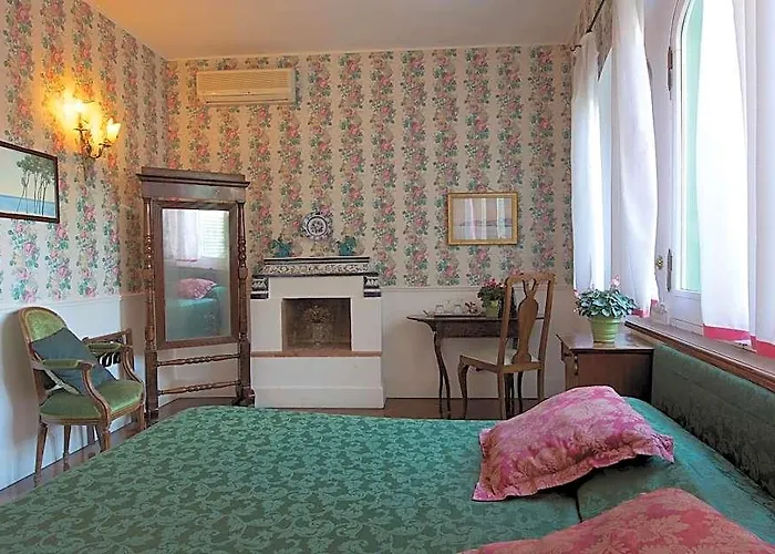 Arco Dei Tolomei Bed & Breakfast 4*